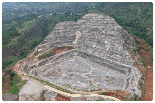 白鹤滩旱谷地边坡绿化工程：生态海绵土壤喷播专项实施案例