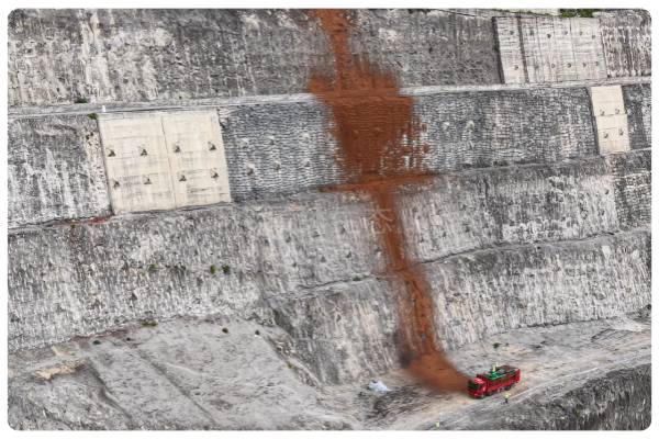 有机纤维喷播绿化：景绣生态为白鹤滩旱谷地编织 “绿色纤维网”