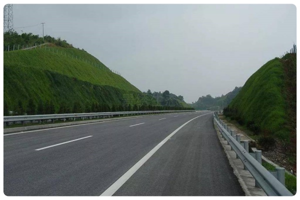 景绣生态：精细施工守质量，高速边坡绿化显多重效益