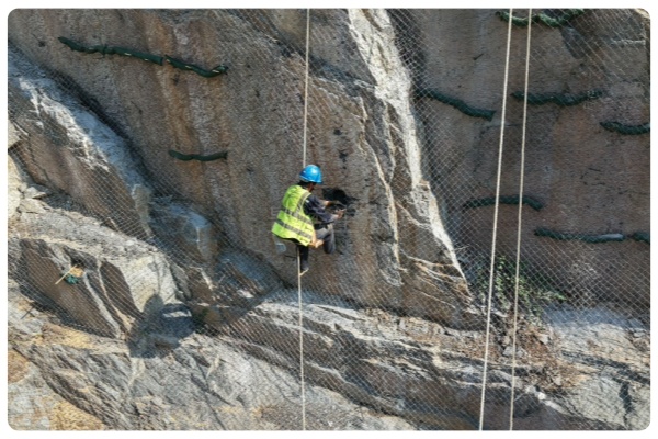 淅川筑牢边坡防护屏障：景绣生态以铁丝网工程守护生态安全