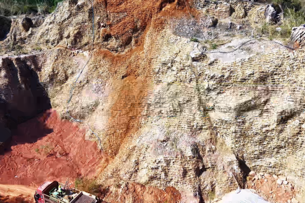 景绣客土喷播工艺+恒睿智能快速喷播机：助力罗定近万㎡矿山快速复绿