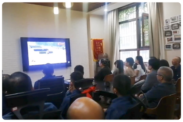 景绣生态观看抗战胜利80周年阅兵：以边坡绿化技术爱我中华